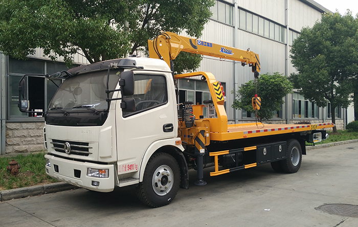 東風(fēng)多利卡帶吊機(jī)平板一拖二清障車